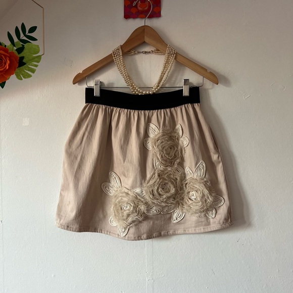 Butters mini skirt sz M elastic waist boho tulle flowers cotton/spandex tan o - Picture 4 of 12